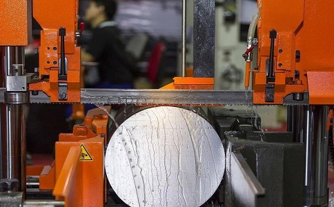 桥头镇立式金属带锯床切削出现跑带故障解决方法！